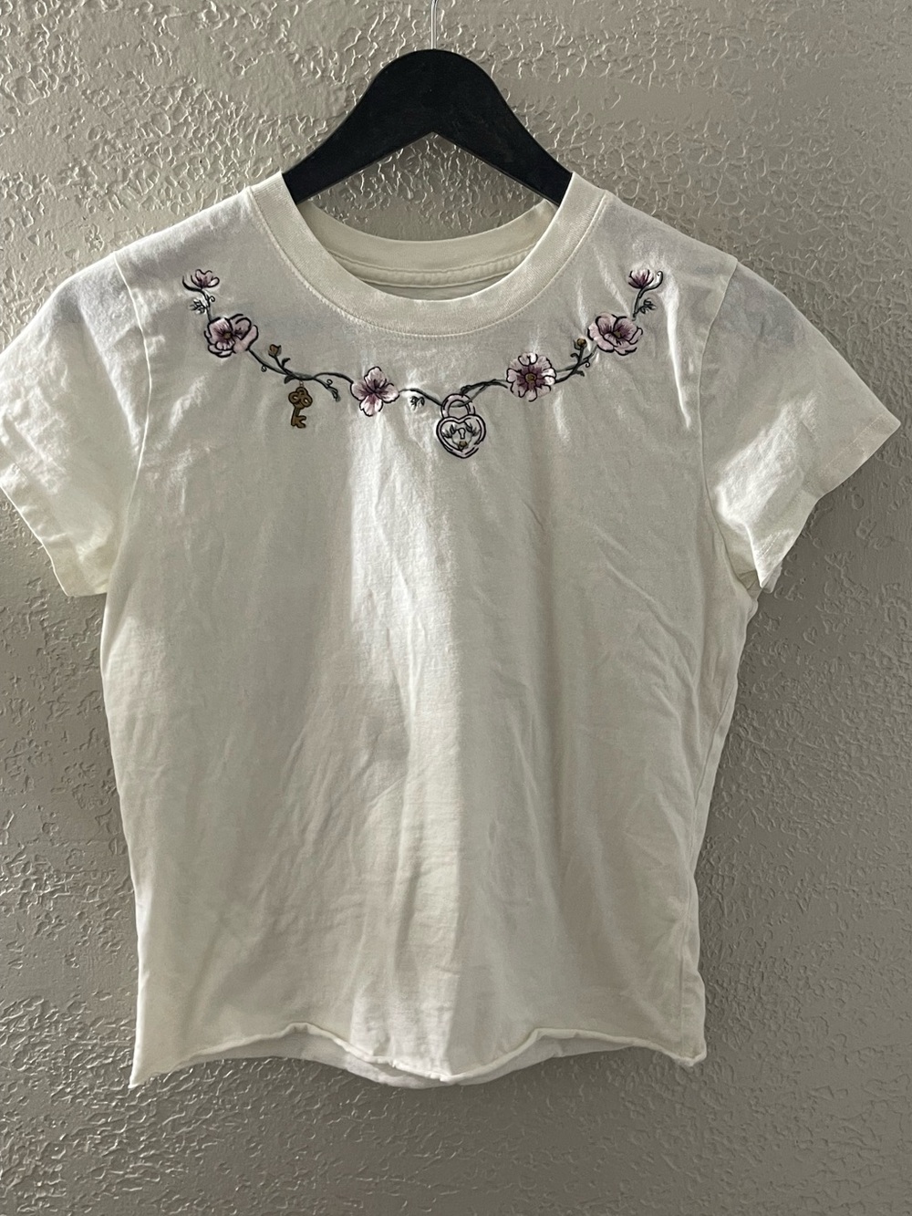 Y2K Hollister Casual Cream Tee with Pink Floral Necklace Embroidery Size Medium